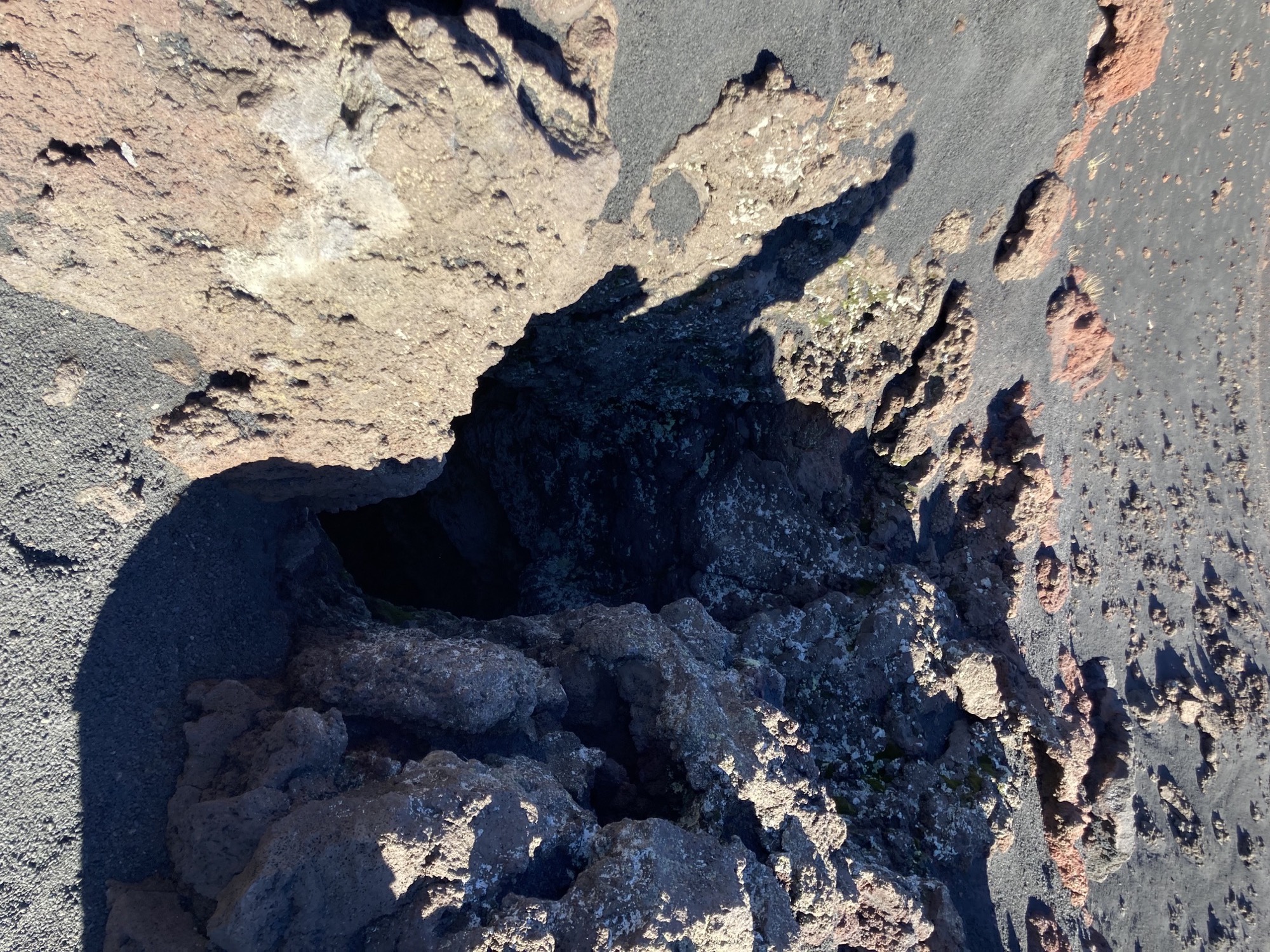 erloschener Nebenkrater, Loch im vulkanischen Gestein