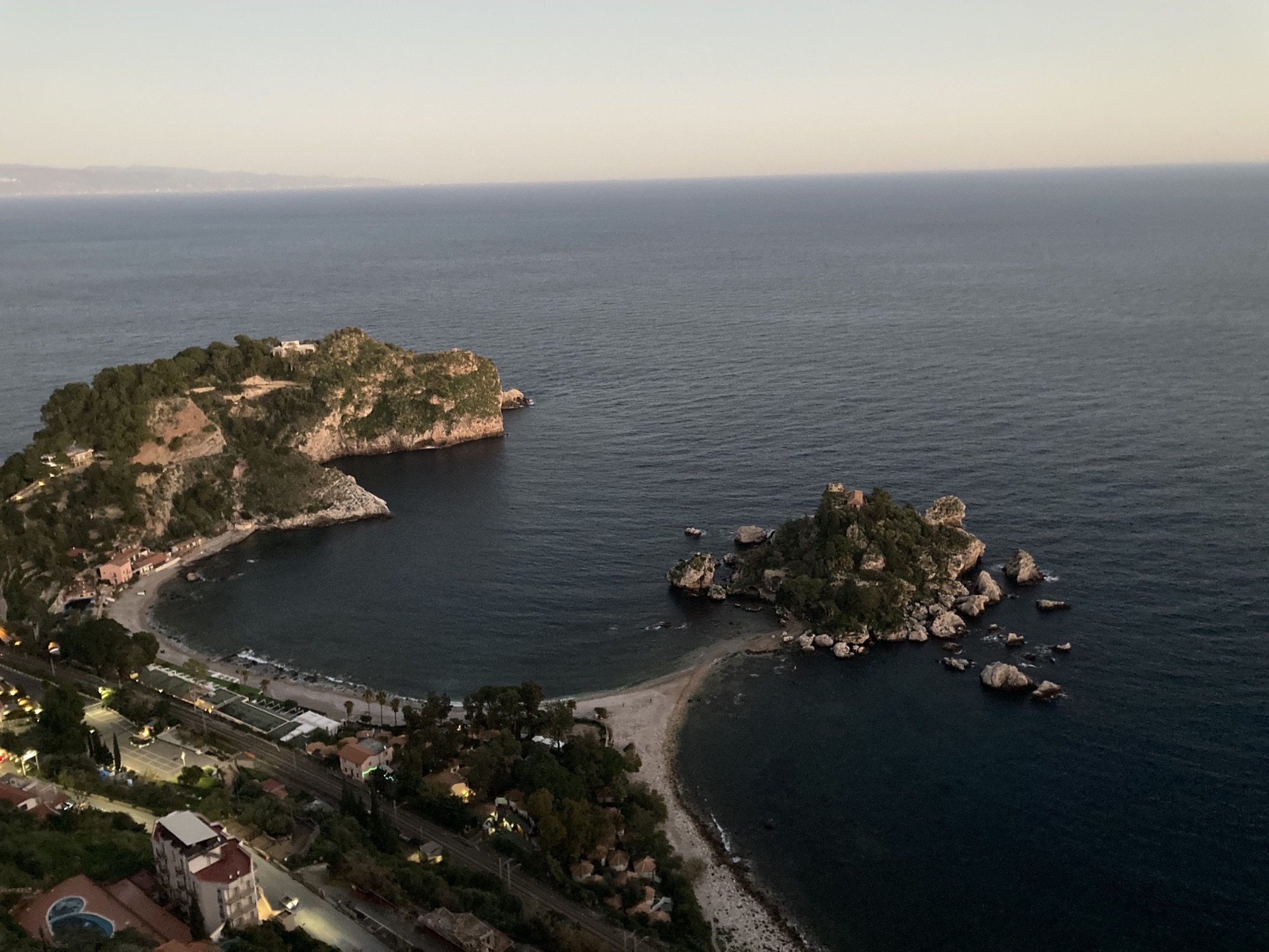 Aussicht auf die Isola Bella bei Sonnenuntergang vom Aussichtspunkt in Taormina aus