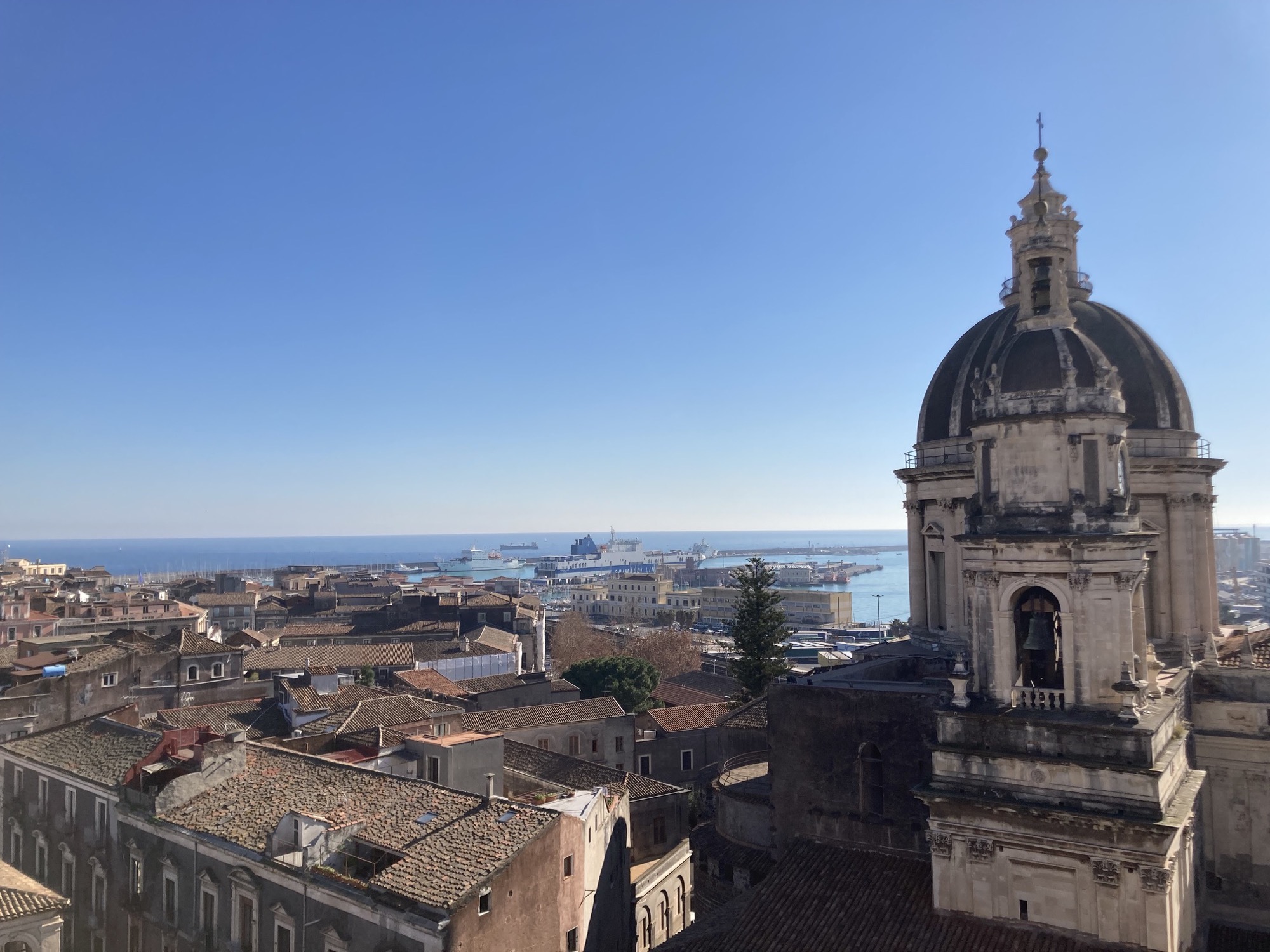 Ausblick von der Kuppel der Abteikirche Sant'Agata Richtung Hafen, im Vordergrund die Kuppel der Basilika