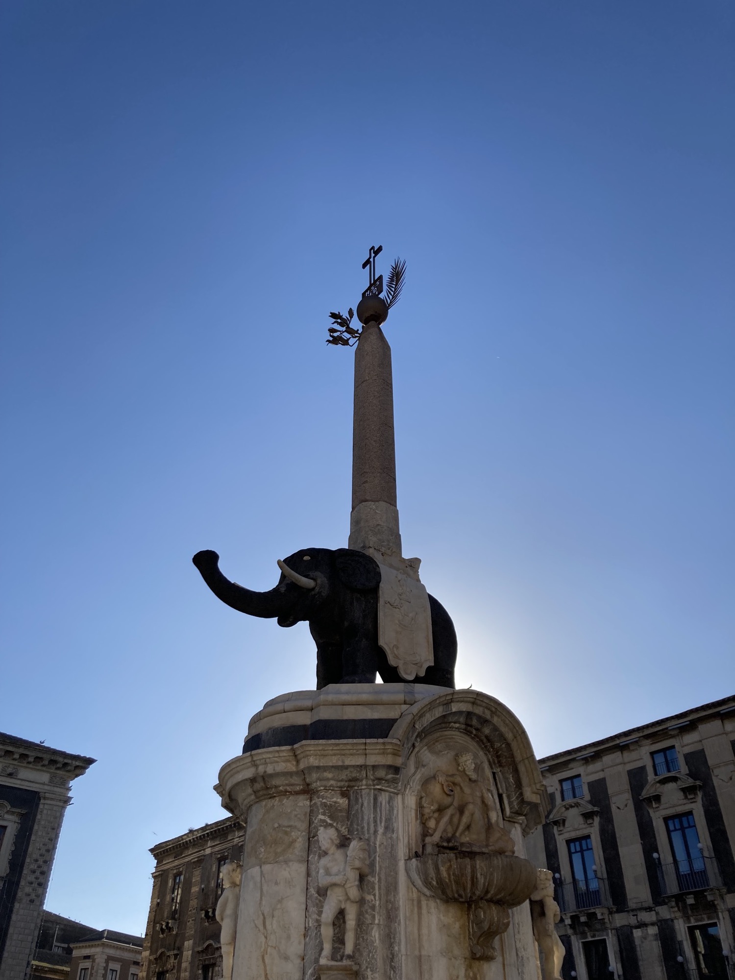 Statue eines Elefanten, der einen Obelisken auf dem Rücken trägt