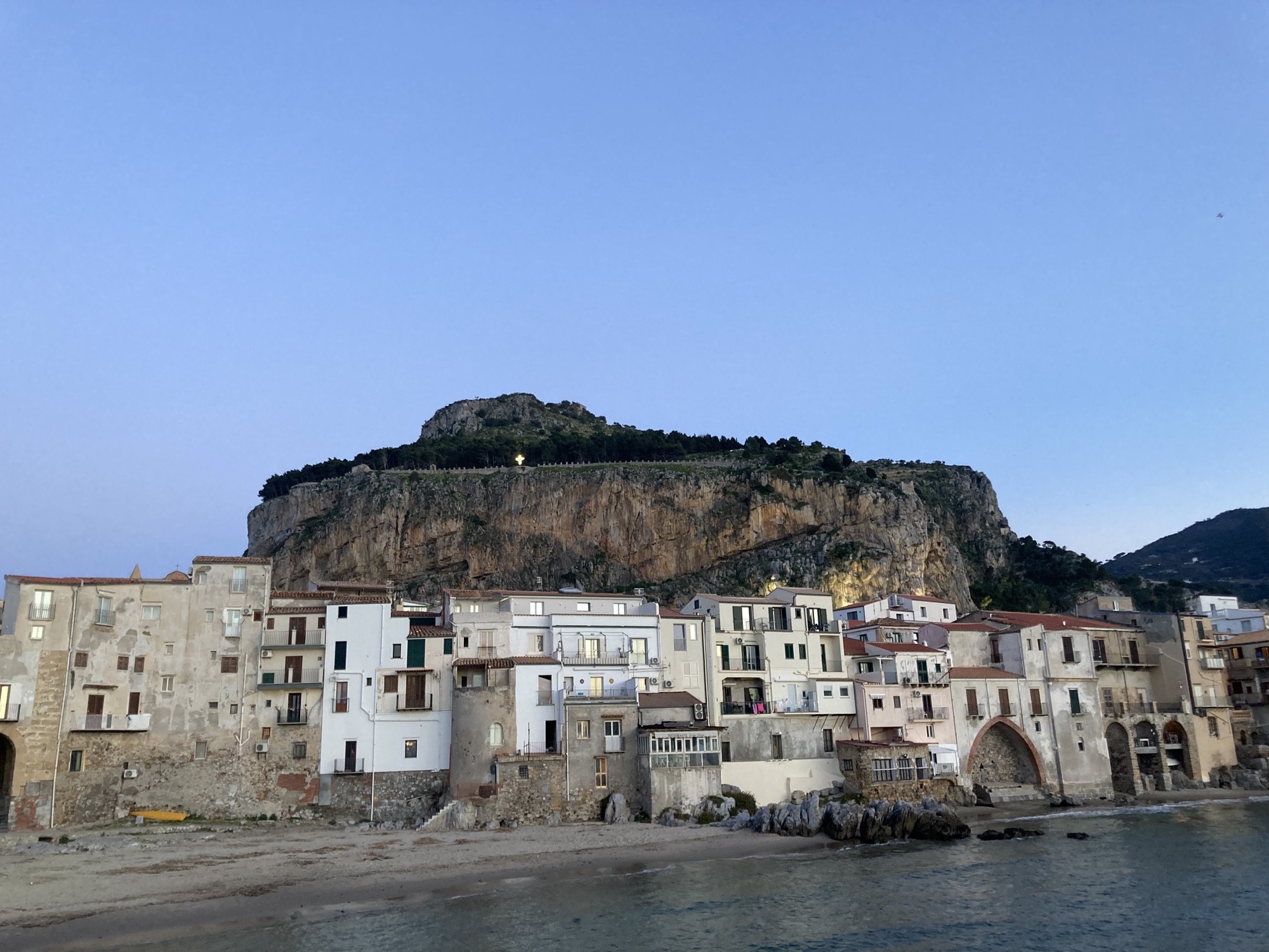 Berg Rocca di Cefalú vom Hafen aus gesehen, oben am Berg beleuchtet das bereits auf Bild 4 gezeigte christliche Kreuz