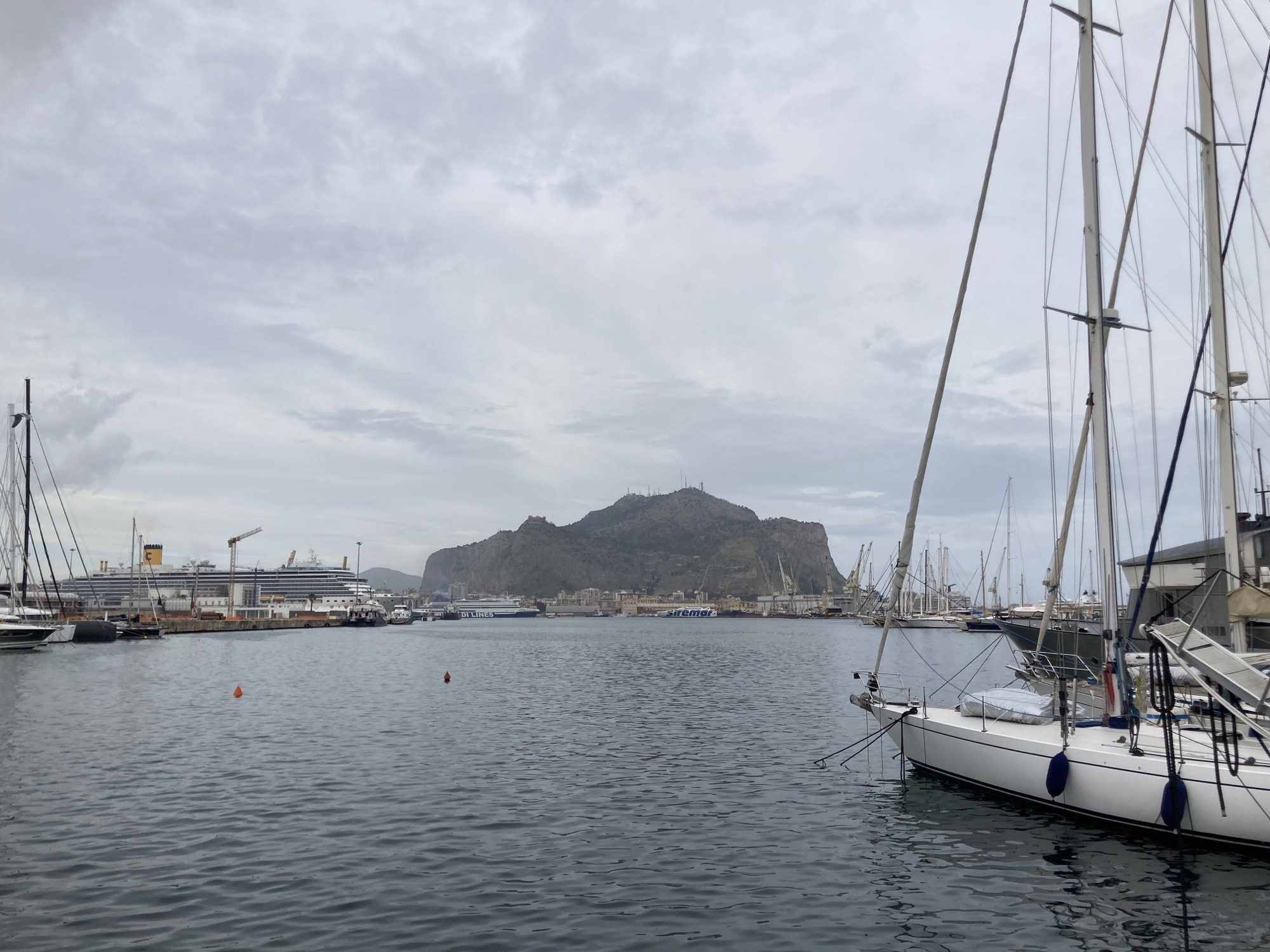 Palermos Hausberg, Monte Pellegrino, vom Hafen aus gesehen, im Vordergrund ein Segelboot im Wasser