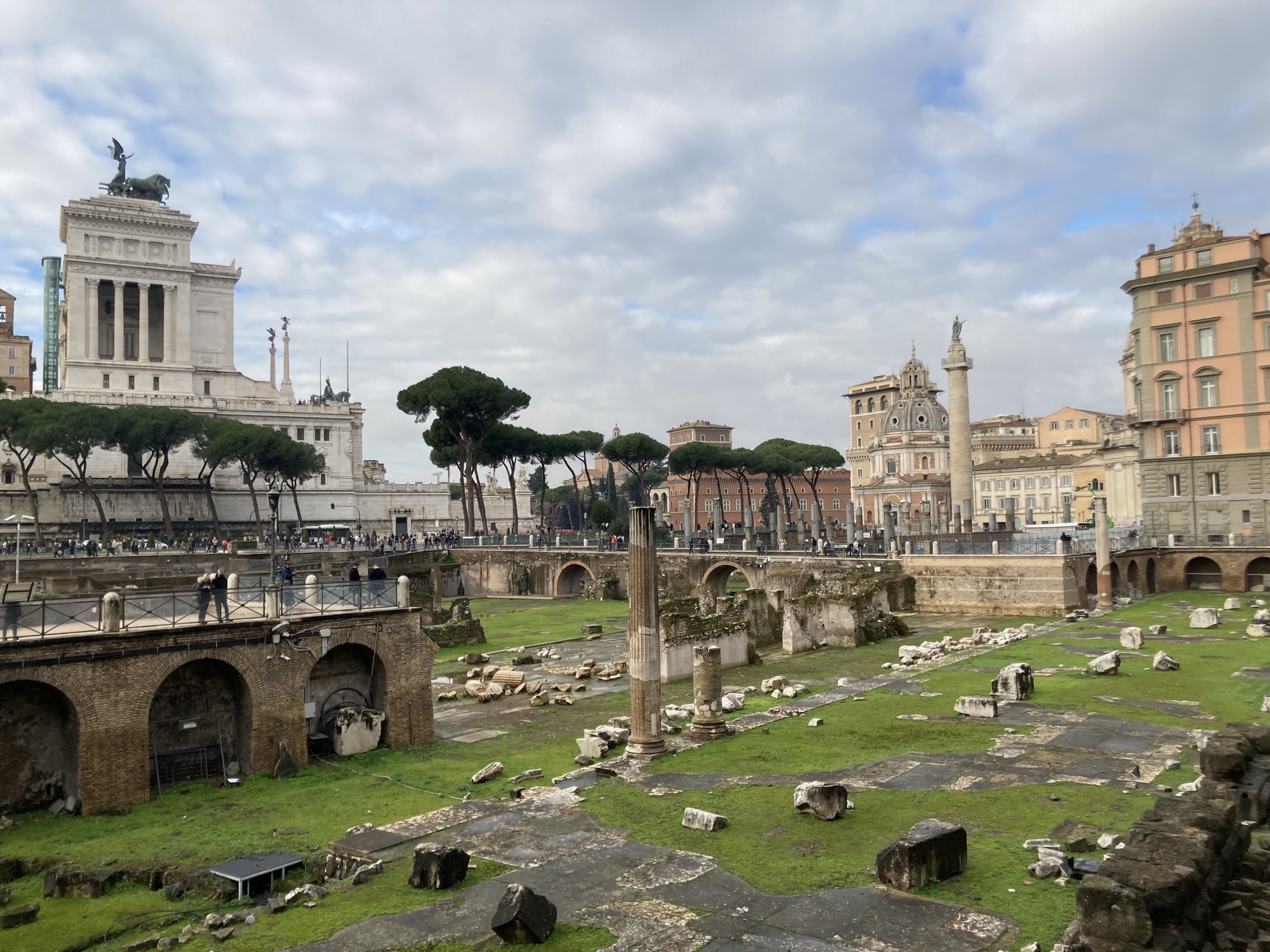 Forum des Augustus, Säulen und Ruinen, die von Gängen rundherum von Touristen betrachtet werden können