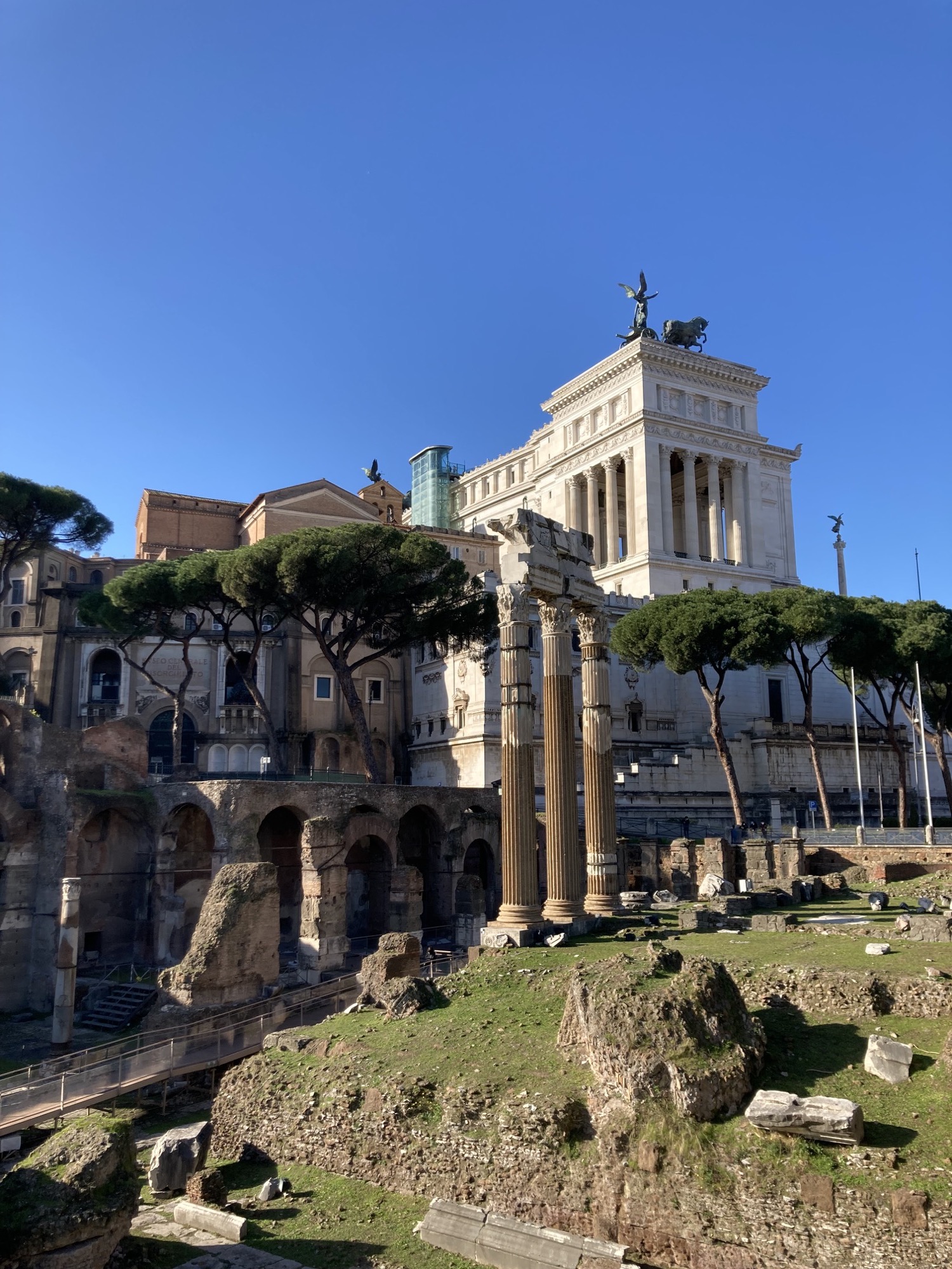 Forum des Caesar, Säulen und Ruinen, im Hintergrund das Monument des Grabes des unbekannten Soldaten
