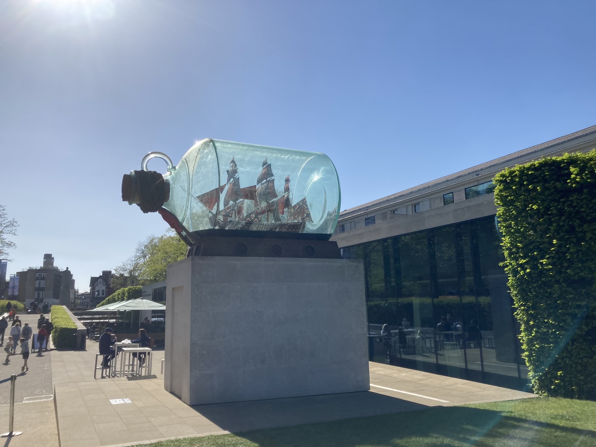 überdimensionales Schiff in einer Glasflasche vor dem südlichen Eingang des National Maritime Museums, die Flasche glänzt im strahlenden Sonnenschein
