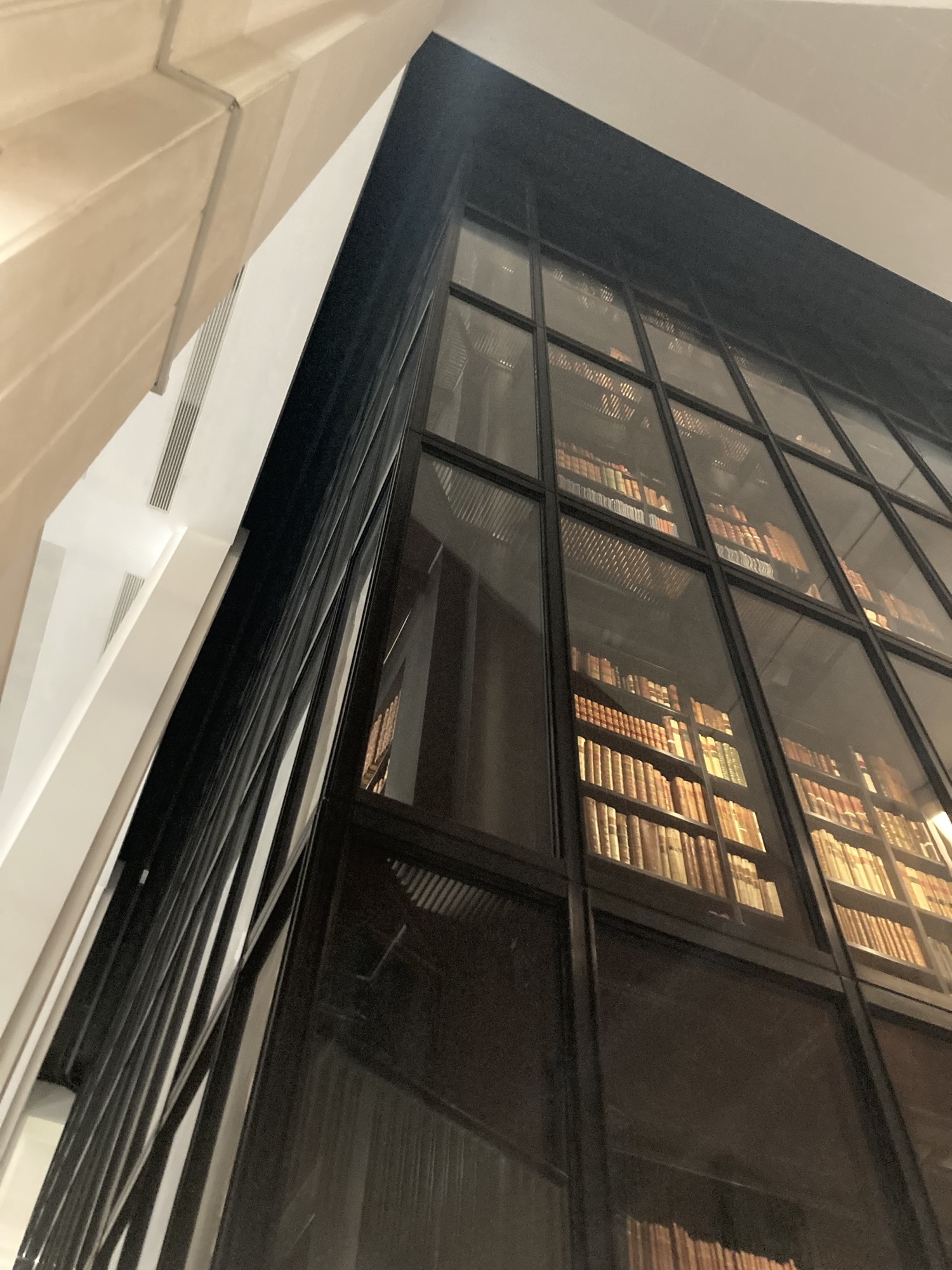 Glasturm inmitten der British Library, indem die alten Bücher der King's Library unter möglichst idealen klimatischen Bedingungen konserviert werden