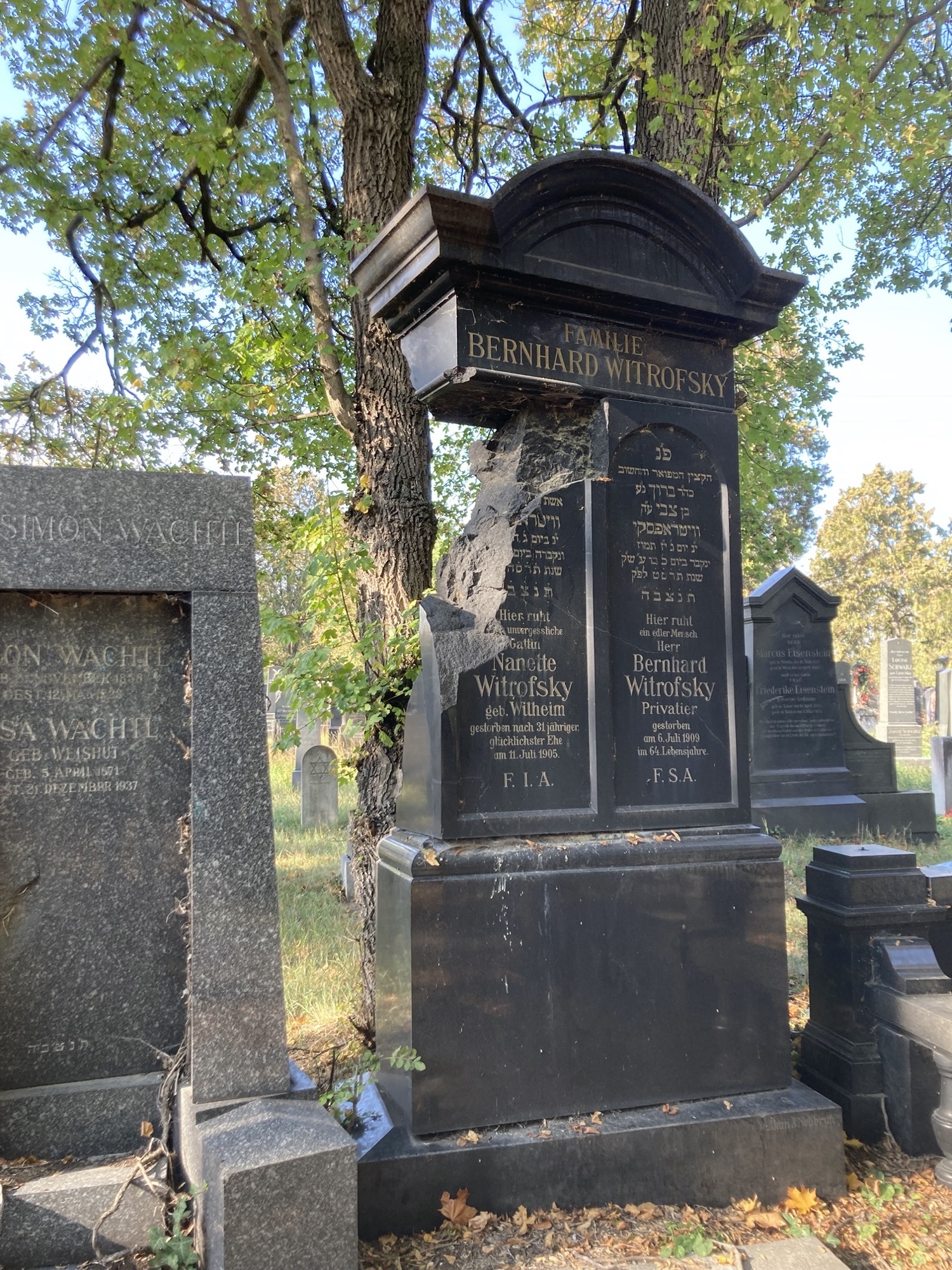 Grabmal einer Familie Bernhard Witrofsky, vom Grabstein aus schwarzem Marmor fehlt links ein Stück, das vermutlich herausgesprengt wurde