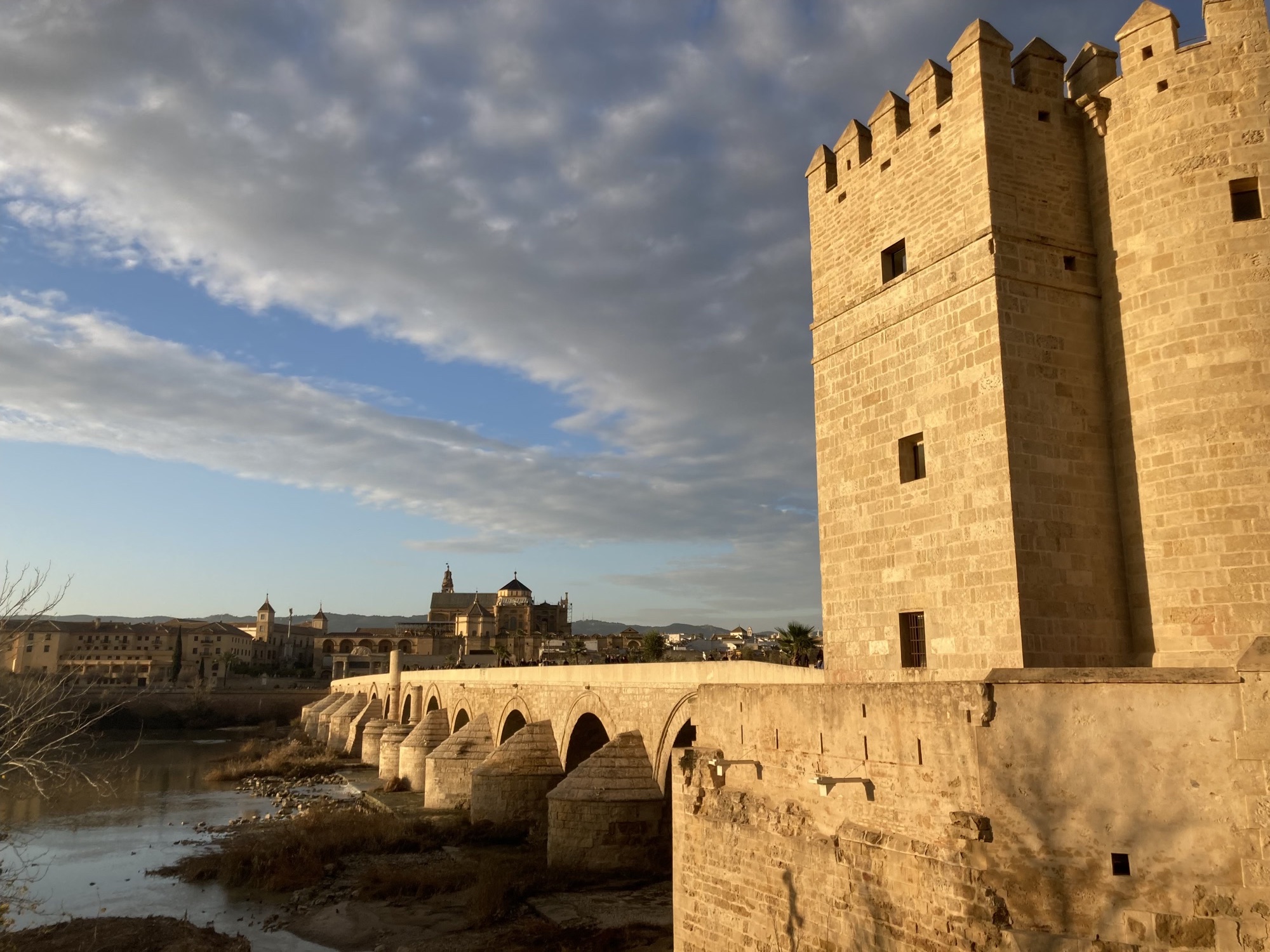 Torre de Calahorra, ein quadratischer wehrhafter Turm gekrönt mit Spitzen neben der Brücke Puente Romano