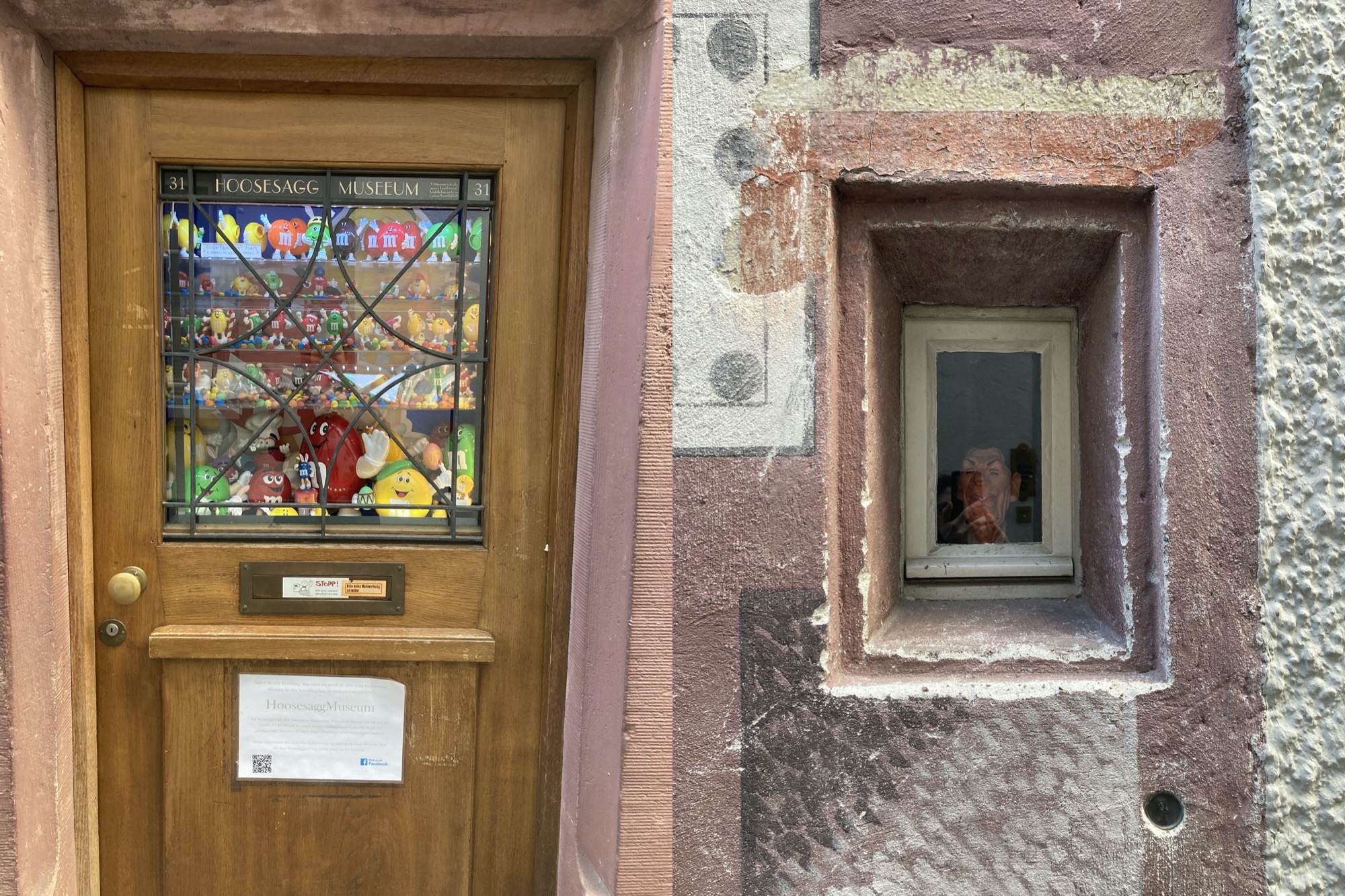 nebeneinander zwei Außenansichten des Hoosesaag Muuseum, links die hölzerne Eingangstür, im oberen verglasten Teil sind verschiedene M&M-Figuren hinter der Glasscheibe zu sehen, rechts ein schmales porträtförmiges Fenster in der Wand, hinter dem ein Plastikkopf zu erahnen ist