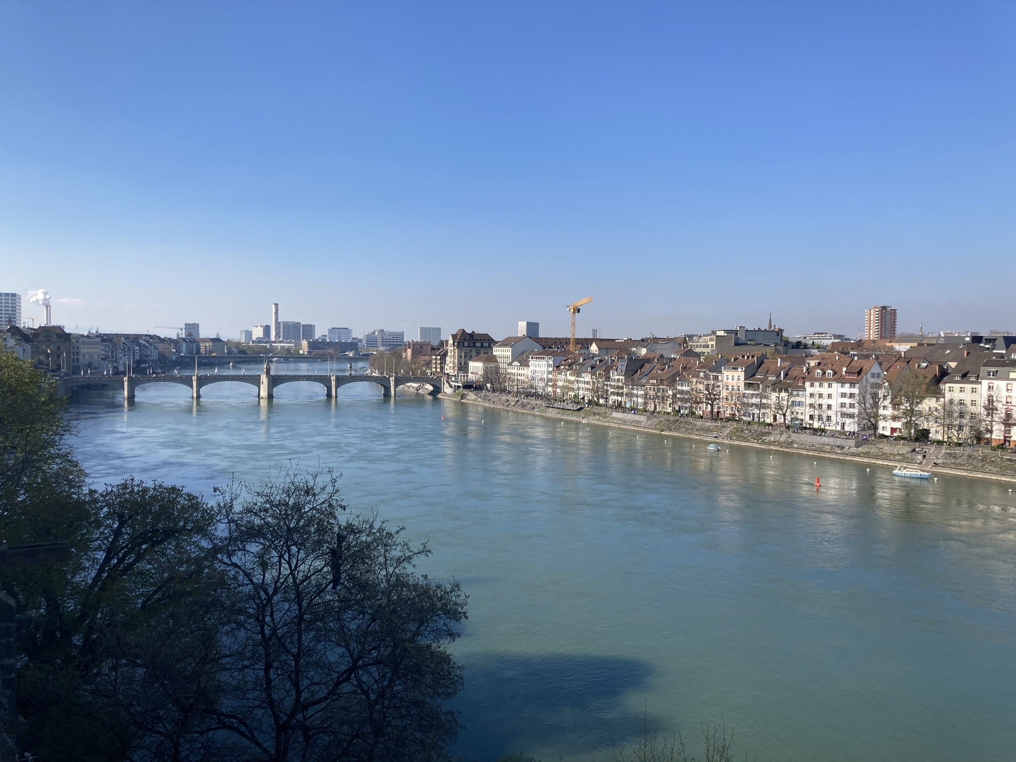 Ausblick auf den Rhein und die Mittlere Rheinbrücke vom Münsterplatz aus