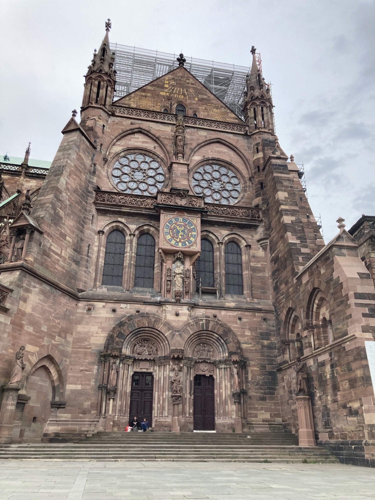 Südquerhausportal des Strasbourg Münster, lt. Wikipedia: „romanische Portale, frühgotische Spitzbogenfenster, Rosetten feines Maßwerk“