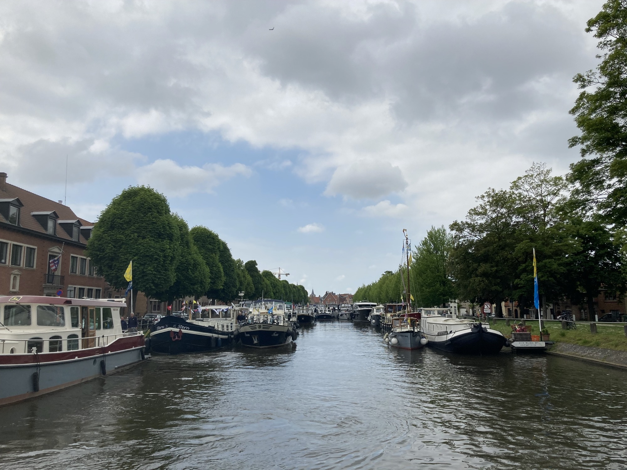 Kanal mit vielen Booten, links und rechts des Kanals liegen jeweils zwei Boote nebeneinander vor Anker, weiter hinten ist der Kanal komplett von Booten zugeparkt
