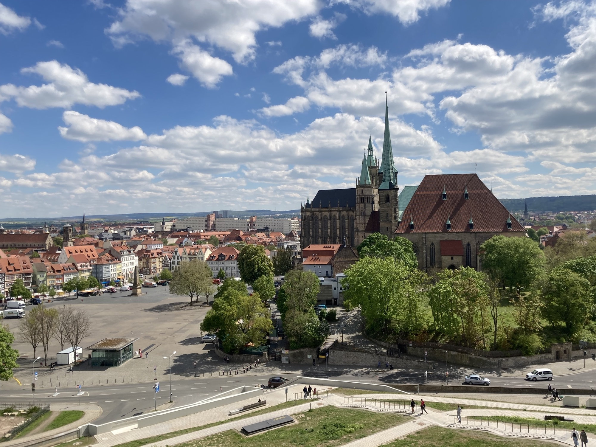 Ausblick vom Petersberg auf den Domplatz und den Erfurter Dom und die Kirche St. Severi