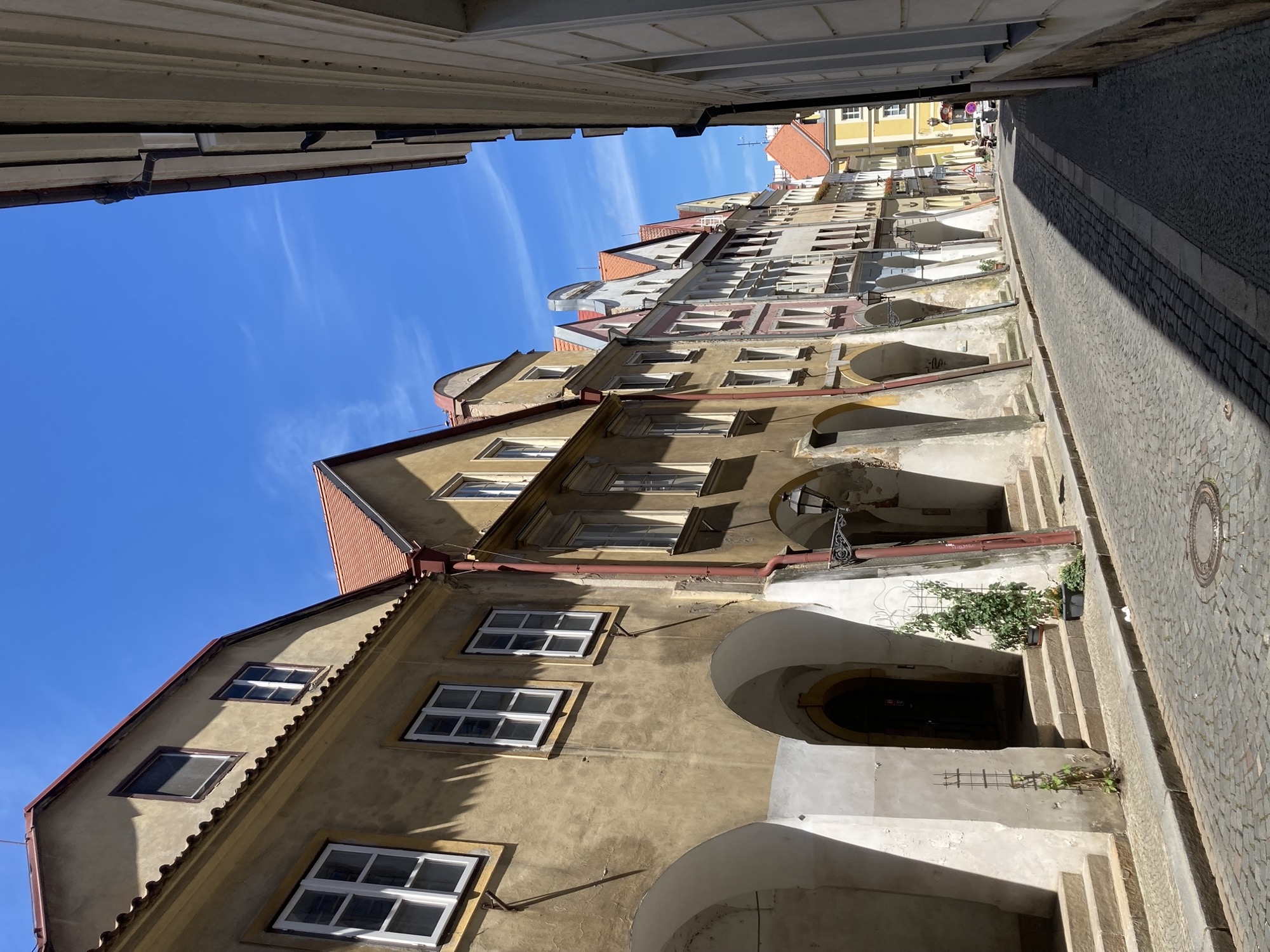 schmale Gasse, die Häuser links haben im Erdgeschoss einen Bogengang, der früher ein Teil der Stadtmauer war