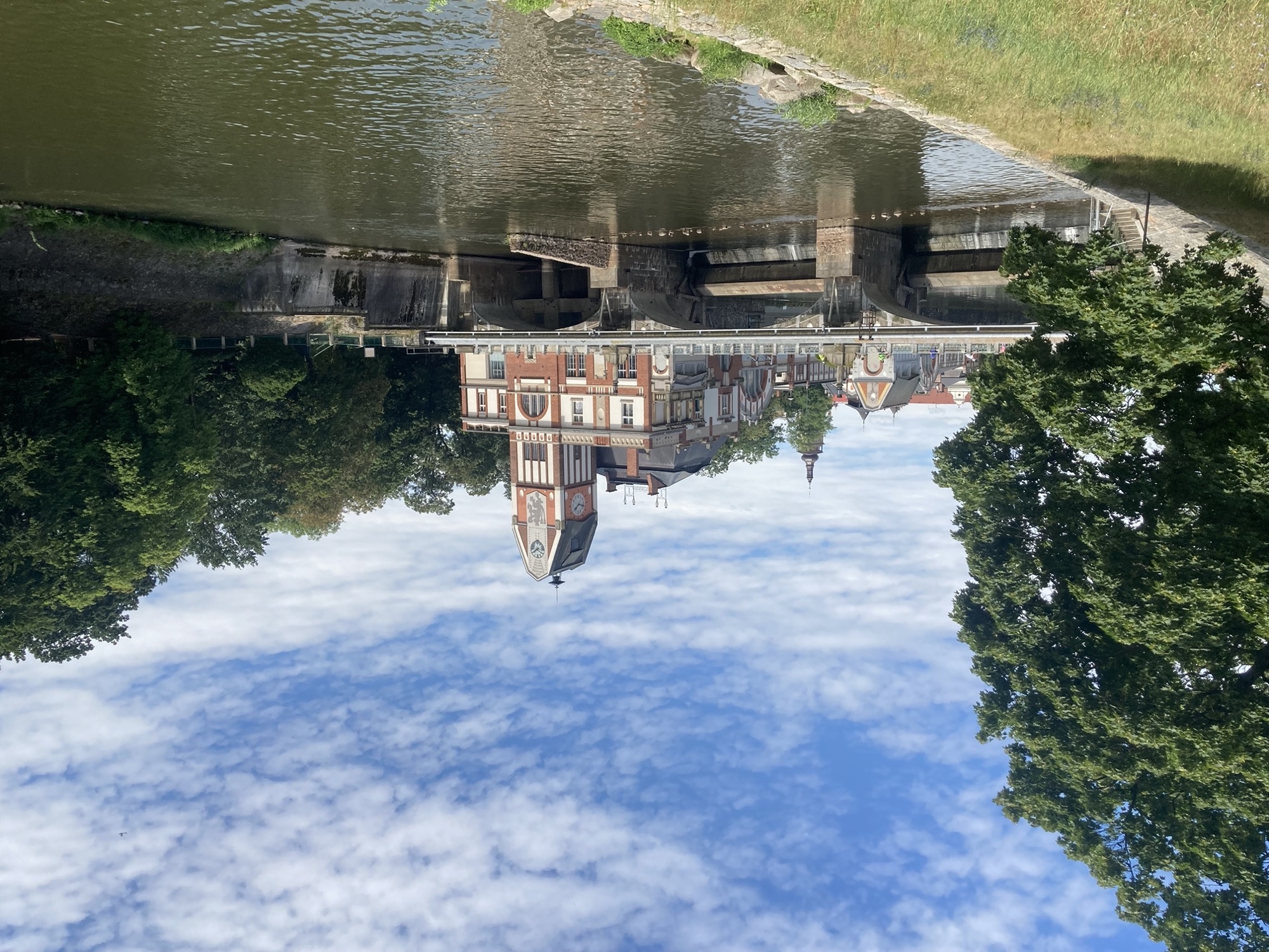 dekoratives Wasserwerkgebäude über einer Brückenschleuse, das Haus besteht aus roten Ziegeln mit weiß gestrichenen Teilen und vielen Verzierungen