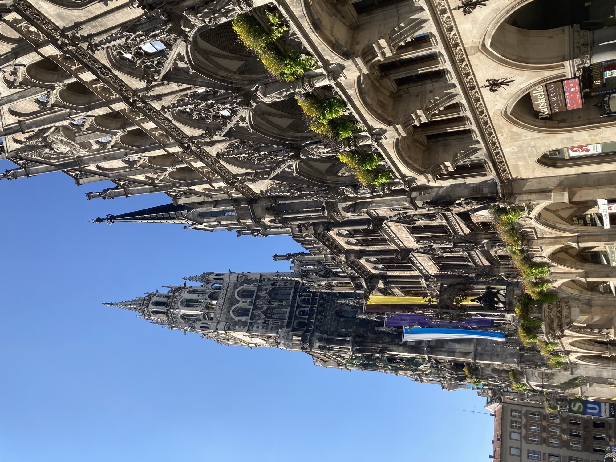 Fassade des Neuen Rathaus, umfangreich dekoriert mit (teils bepflanzten) Balkonen, Erkern, Zinnen und Statuen