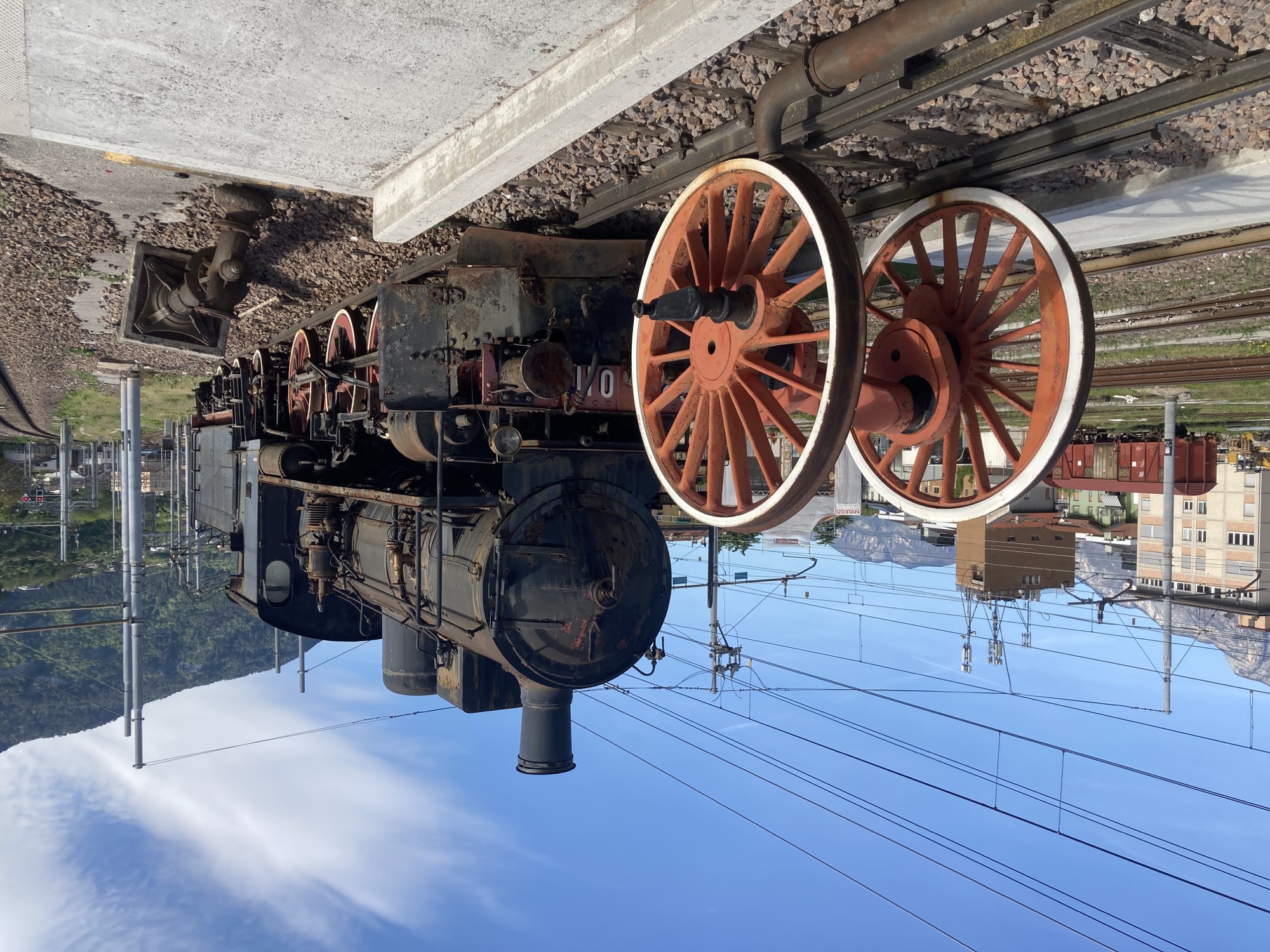 schwarze Dampflokomotive mit zwei großen rot gestrichenen Rädern vorne