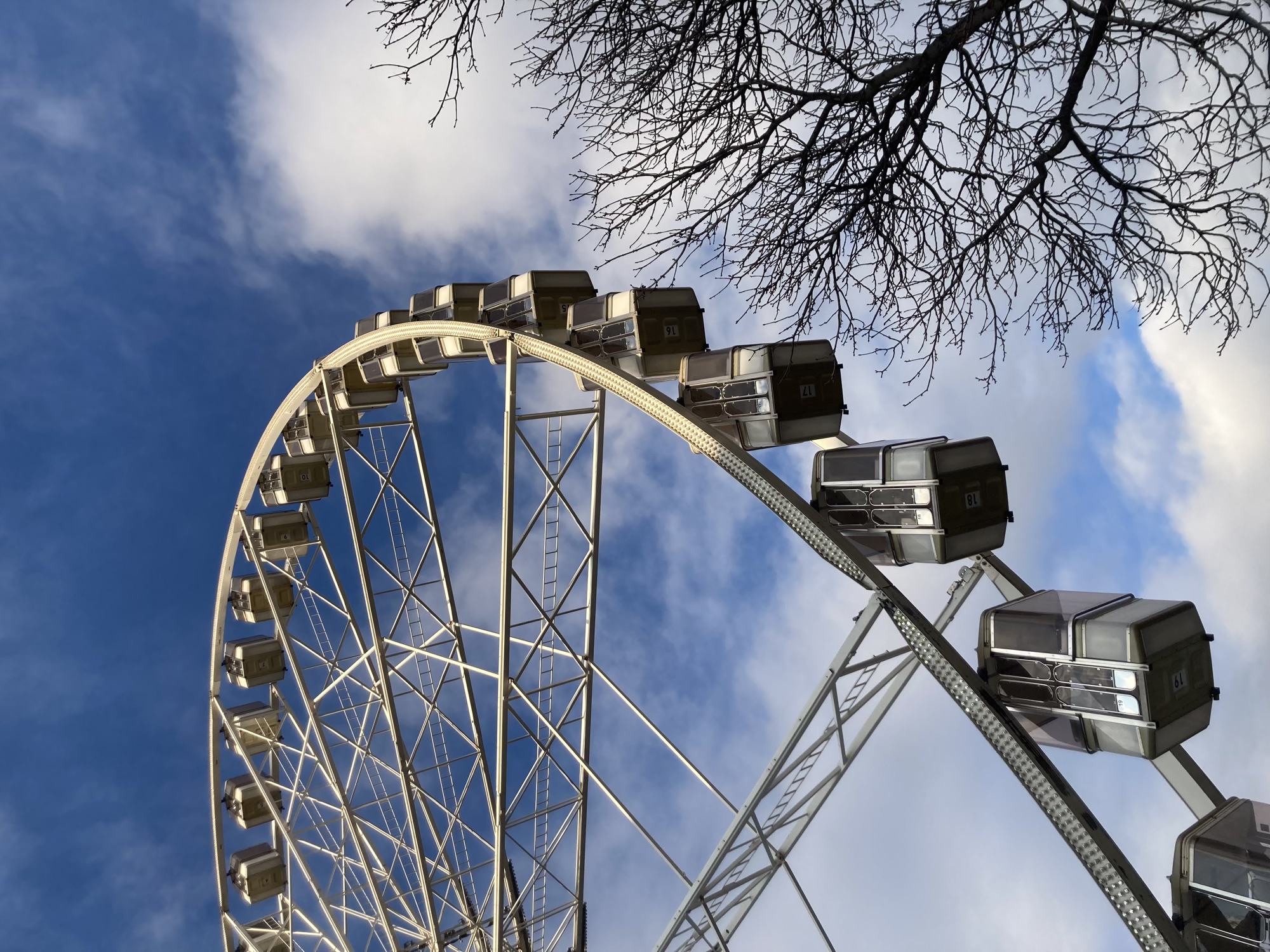 Riesenrad vor einem blau-bewölkten Himmel
