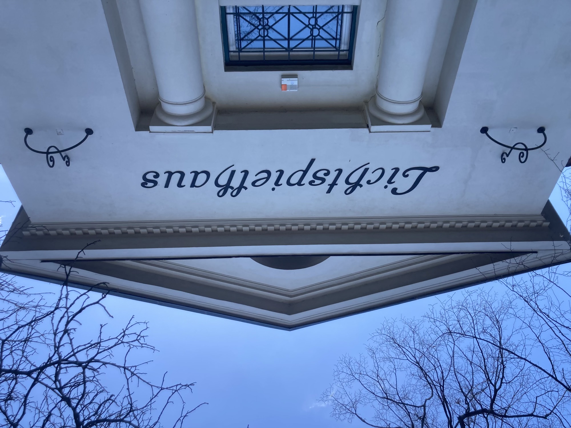 die Front eines Gebäudes, das Portal wird von zwei Säulen getragen, darüber ein flaches Giebeldach, im Zentrum steht der Schriftzug „Lichtspielhaus“