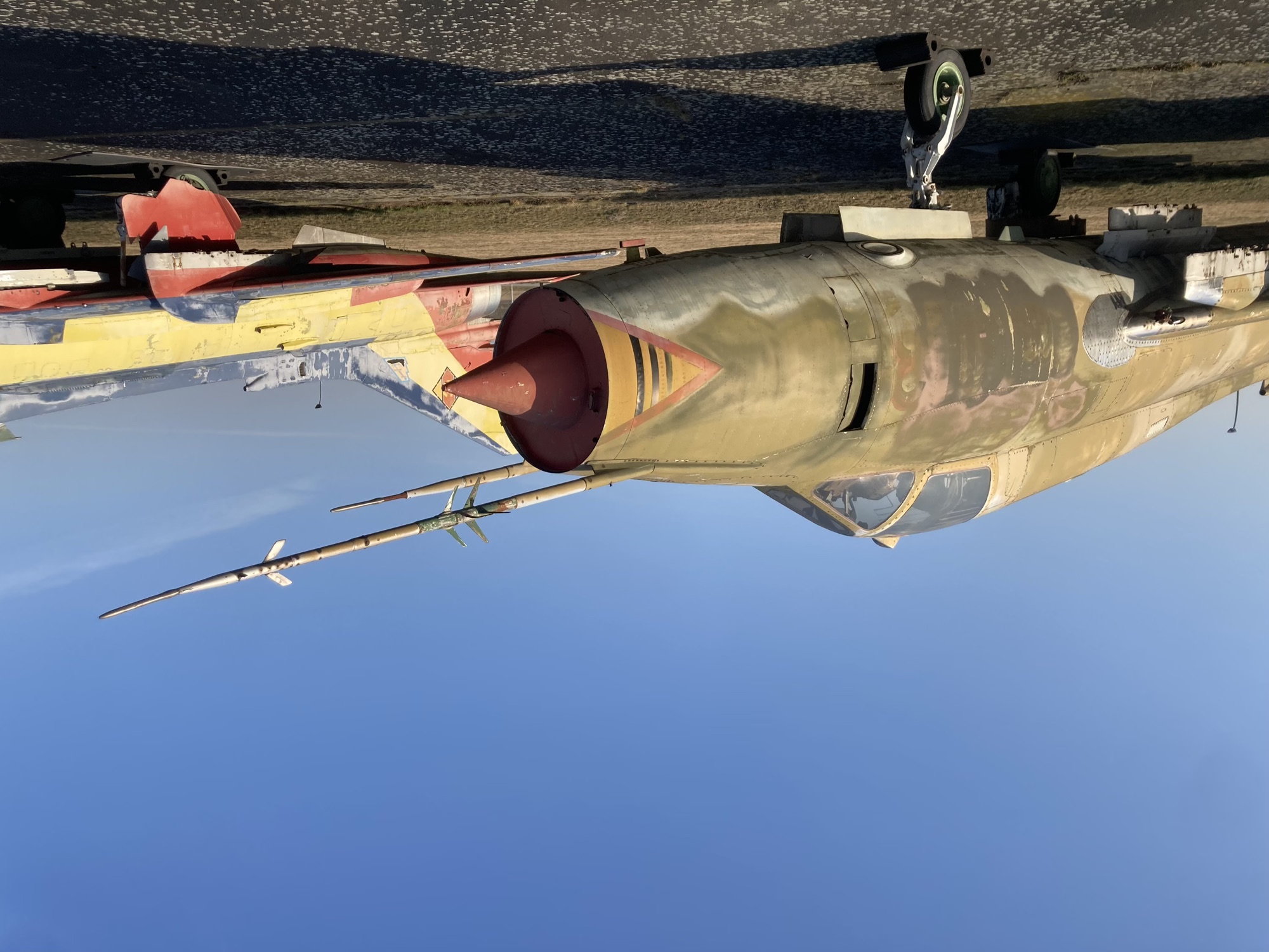 braunes Militärflugzeug mit einer roten Spitze und einer Art langen spitzen Harpune vorne drauf